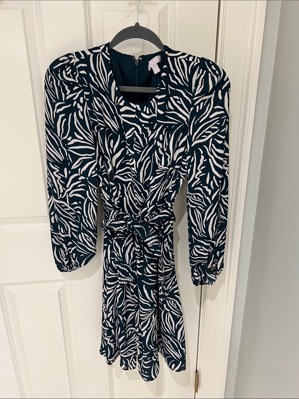Chelsea28 Black & White Tie-Waist Long Sleeve Dress